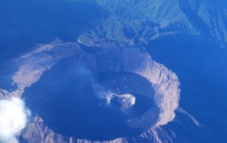 Kawah di Puncak Gunung Agung Bali