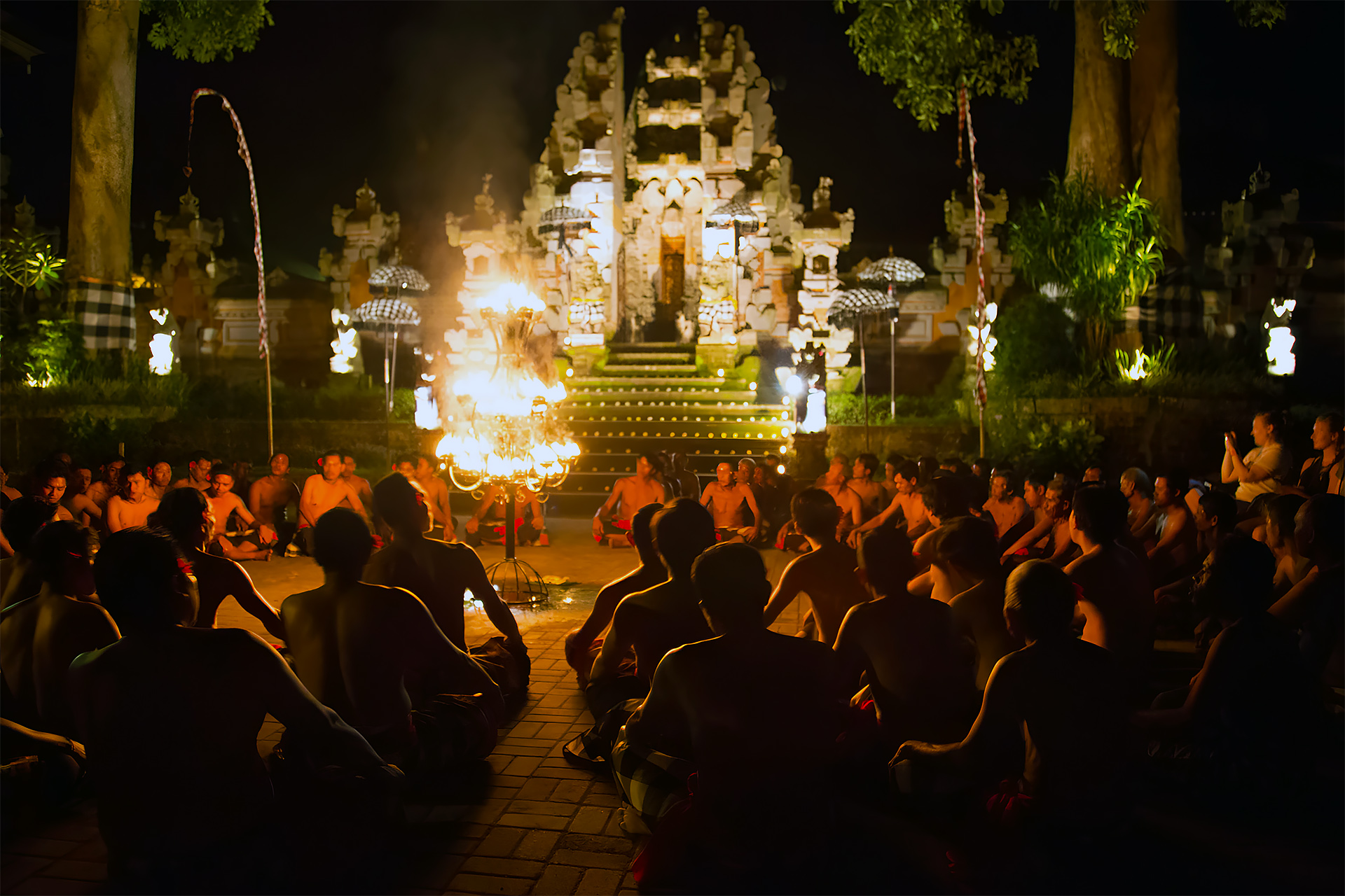 Tari Kecak di Ubud Pentas Tarian Api Spektakuler