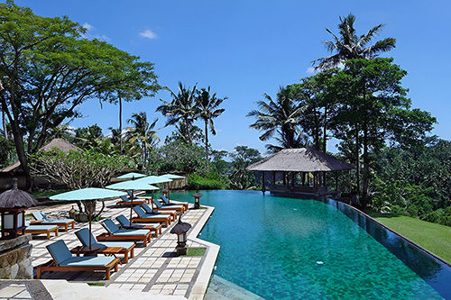 Kolam renang luas dengan panorama luar biasa di Hotel Amandari Resort Ubud.