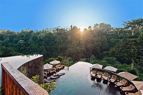 Kolam renang bertingkat dengan panorama spektakuler menjadi ikon arsitektural The Hanging Gardens of Bali.