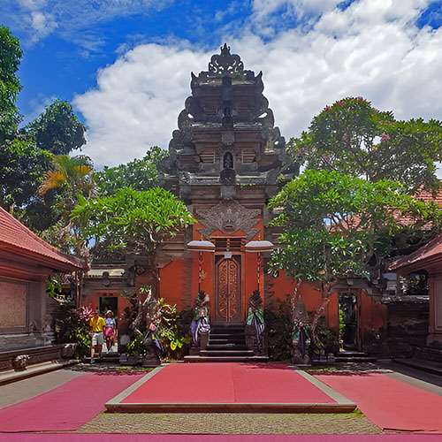 Paket Tour Ubud Mengunjungi Istana Kerajaan Ubud.