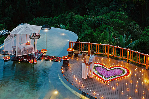 Suasana makan malam romantis untuk mereka yang berbulan madu di Hotel The Hanging Gardens of Bali di Ubud.