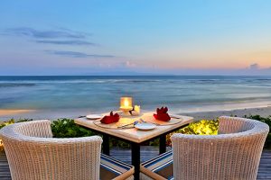 Dinner Romantis di Tepi Pantai Candidasa yang Indah