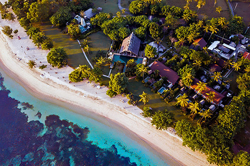 Kawasan Hotel Tugu Lombok dari Udara dengan Pantai Berpasir Putih dan Air Laut yang Jernih