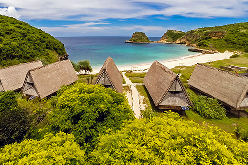 Pantai Indah Berpasir Putih di Depan Jeeva Beloam Beach Camp