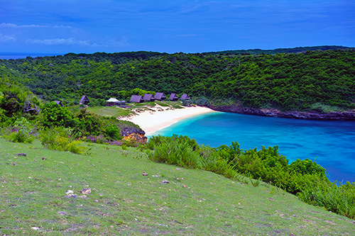 Pantai Indah dan Terpencil Memberi Pengalaman yang Sangat Berbeda di Jeeva Beloam Beach Camp