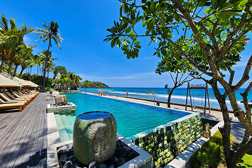 Kolam Renang Besar dengan Panorama Laut yang Indah di Qunci Villas Lombok.