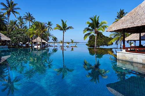 Kolam Renang yang Menyatu dengan Pantai yang Indah di hotel The Oberoi Lombok