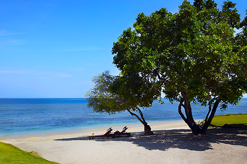 Pantai Berpasir Putih yang Indah dan Tenang di depan hotel The Oberoi Lombok